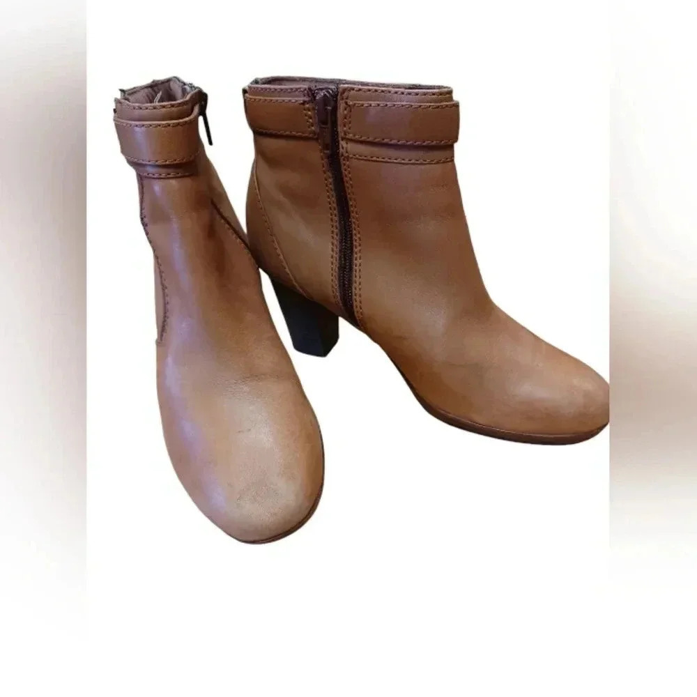 Clarks Ankle Booties Tan Leather Zip Up Heels Size 6